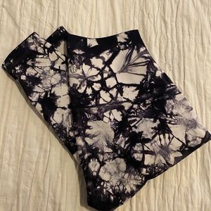 Lululemon Wunder Under Pant (Hi-Rise) (Shibori)
Shibori White Black
